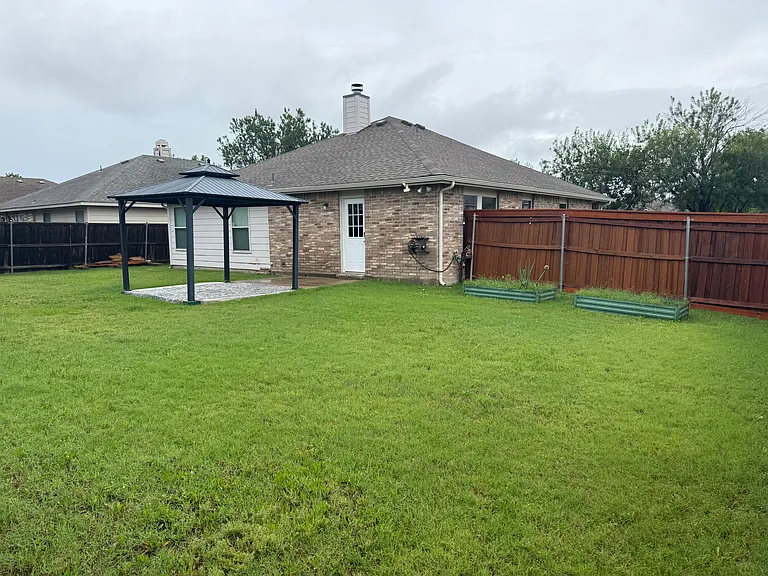 701 Pickwick Ln — Photo 2