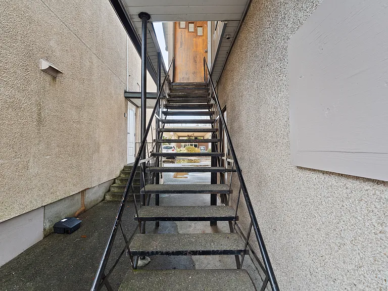 112 E 1st St #2 — Photo 10