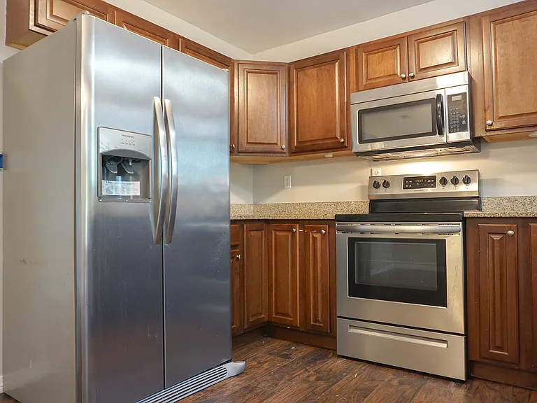 6115 Willow Ln N — Photo 3