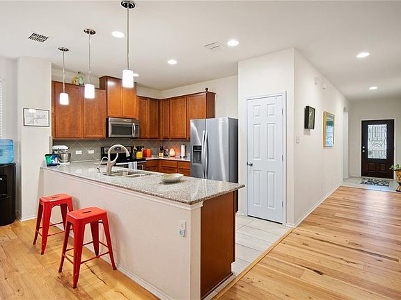 4th image of 513 Hunters Hill Dr