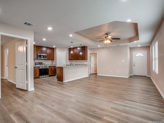 5th image of 127 Collins Ct