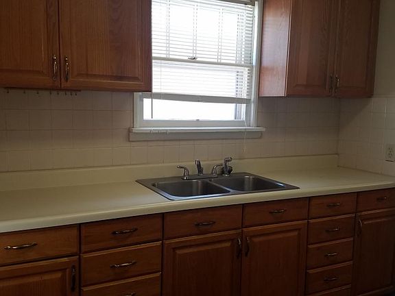 5th image of 835 S 5th St