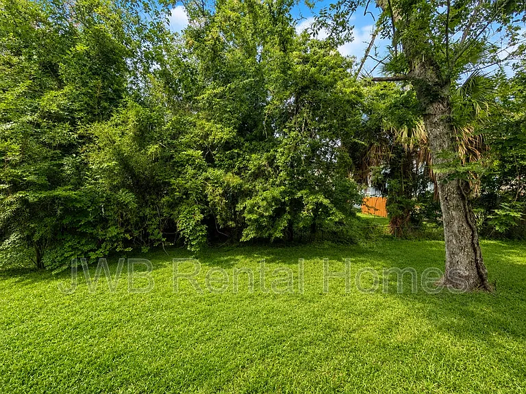 1252 Mull St — Photo 14