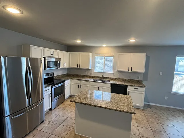 3 bed, 1958 sqft, $2,200 — Photo 2