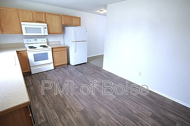 3 bed, 1.5 bath, 1215 sqft, $1,295 — Photo 2