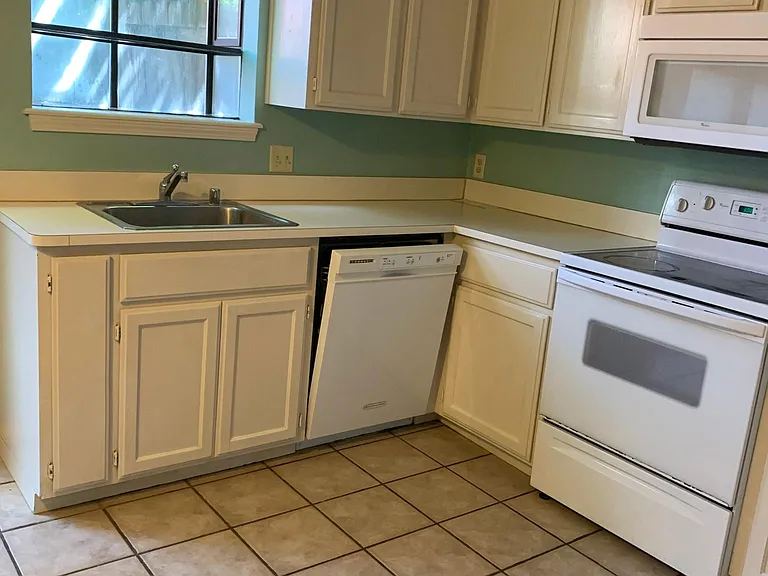 1370 N Oakland Ave — Photo 5