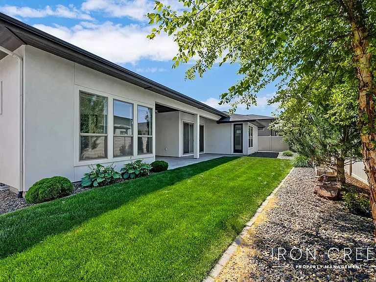 2285 S Aburge Ave — Photo 24