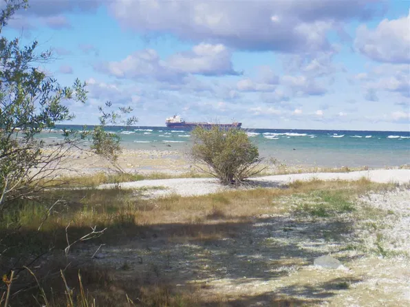13208 Bay St, Charlevoix, MI 49720