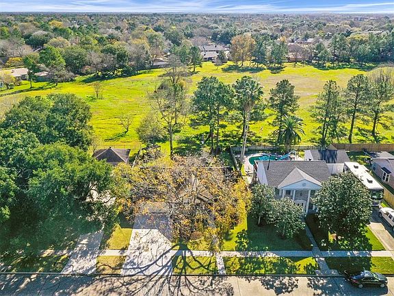 3rd image of 220 Palm Aire Dr