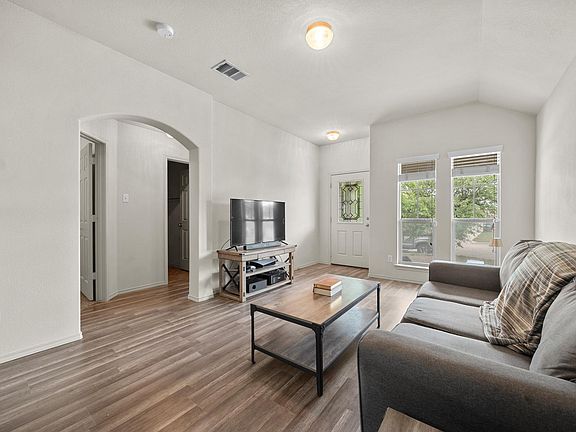 5th image of 621 Amber Ln