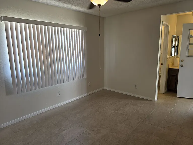 Corona St — Photo 3