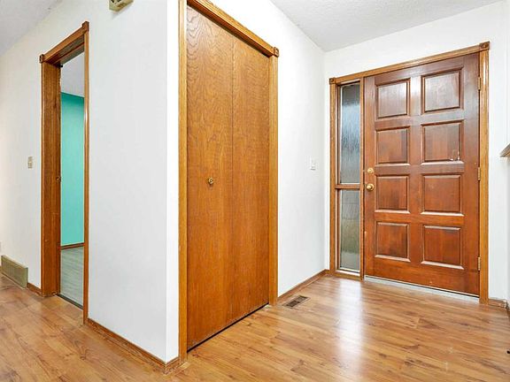 4th image of 54 E Rogers Cres