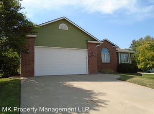 3221 Willowood Circlee, Manhattan, KS 66502