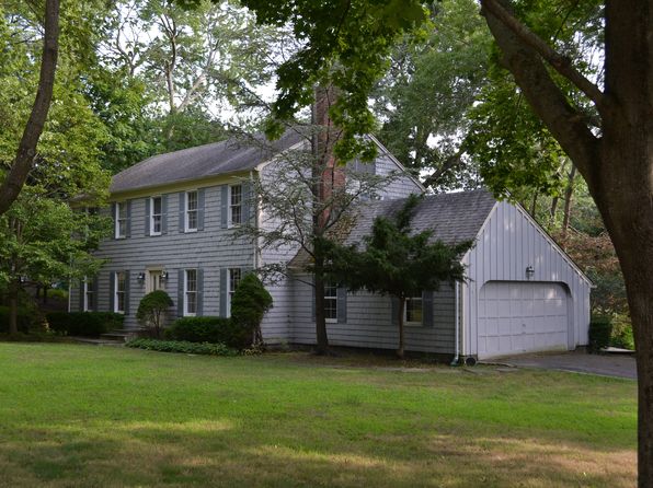 31 Pond View Dr, Wading River, NY 11792