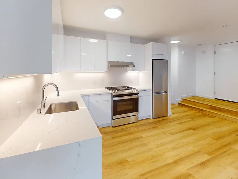 2425 Buchanan St — Photo 6
