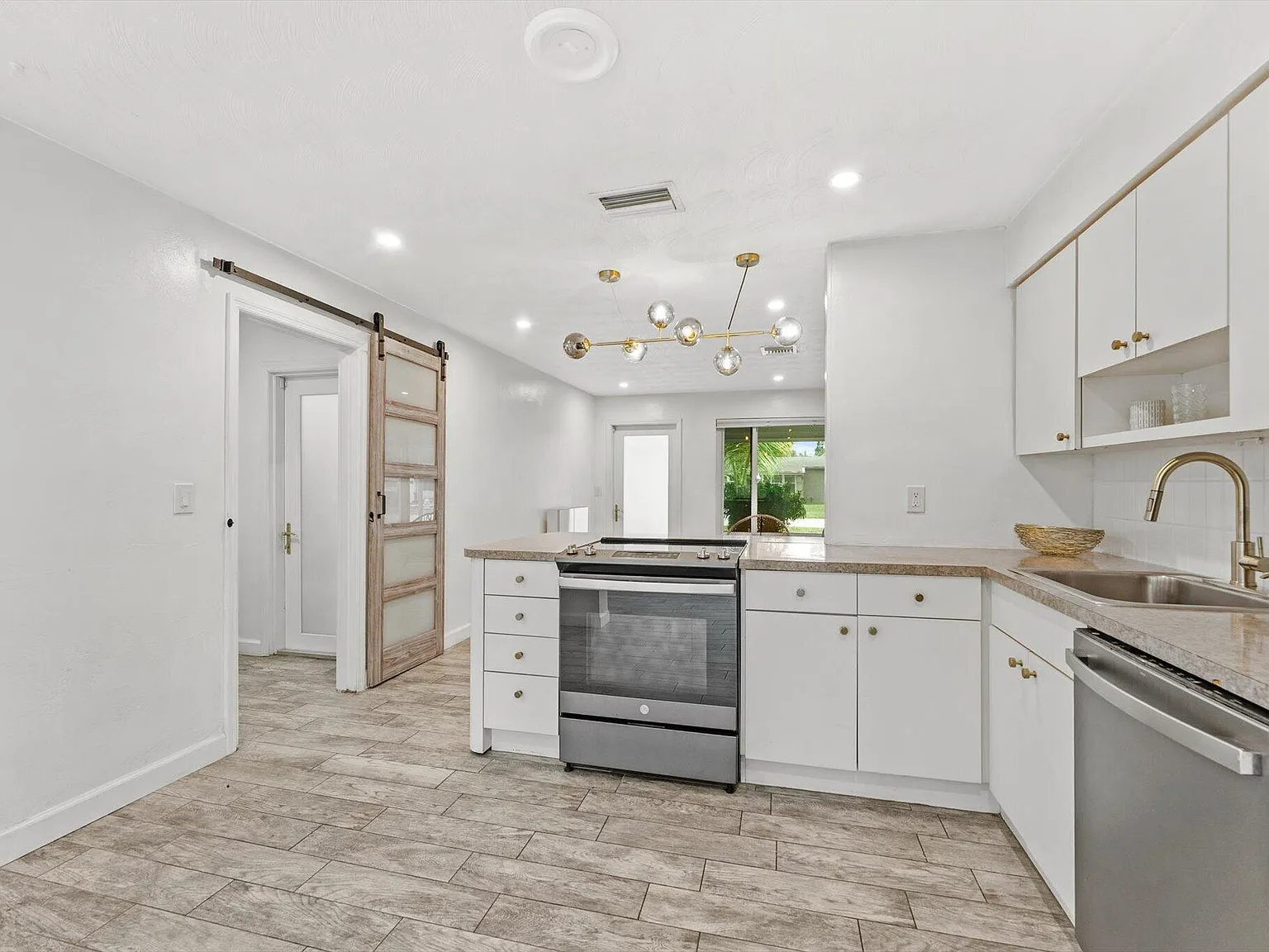3 bed, 2.0 bath, 1290 sqft, $3,450 — Photo 2
