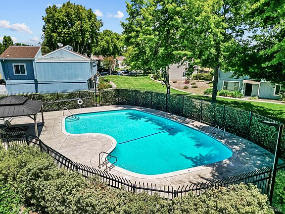 4th image of 526 Loleta Lane