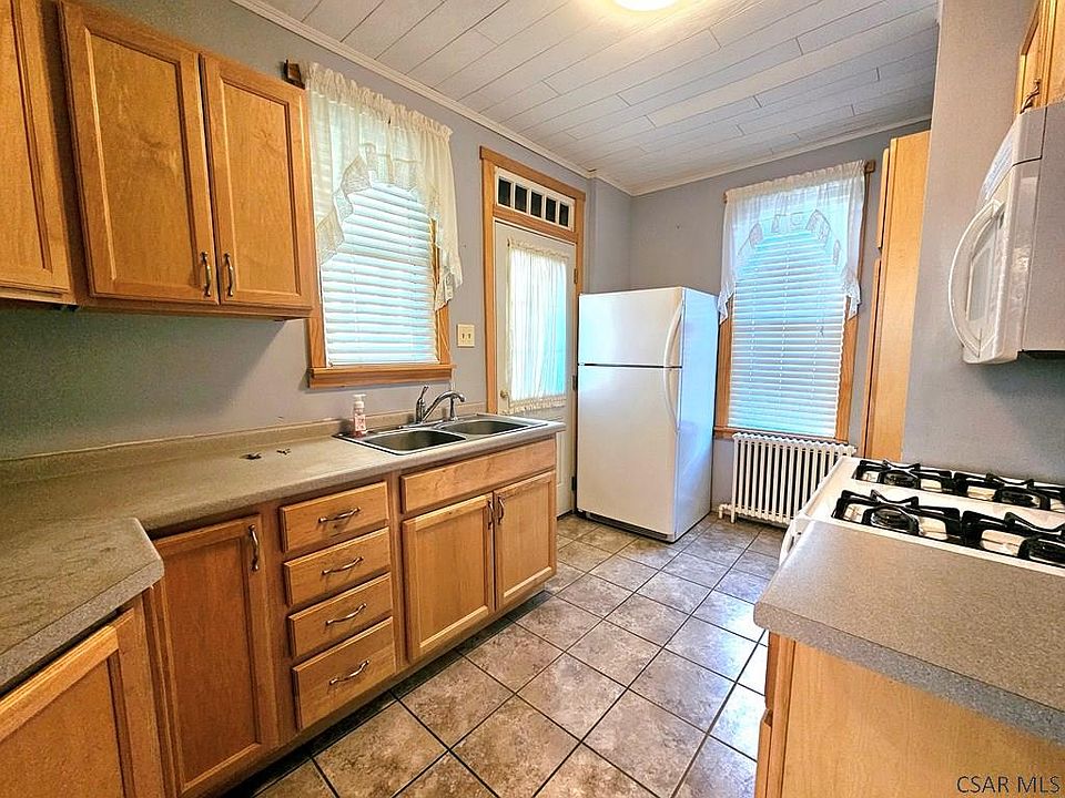 2nd image of 804 Summit Ave