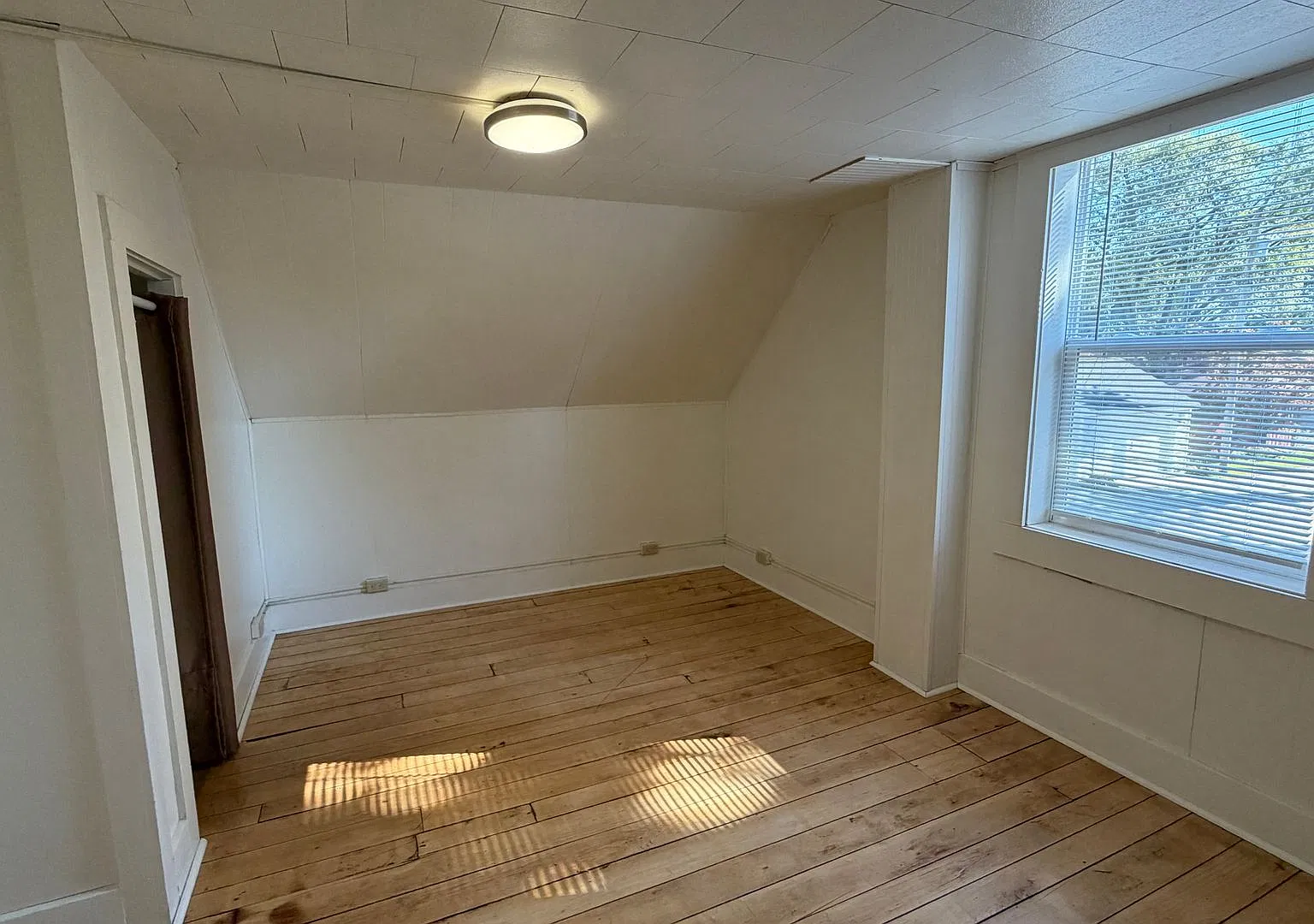 110 E Monroe Unit B — Photo 4
