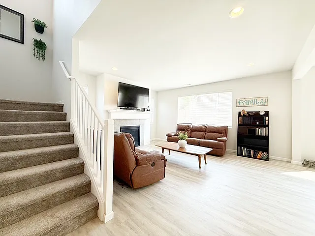 740 SE Nordmann Loop — Photo 8