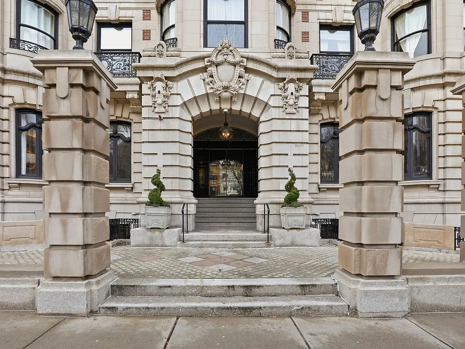 390 Commonwealth Ave #801