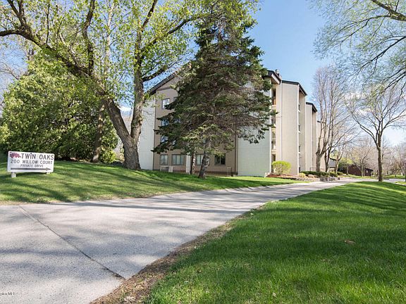 2nd image of 200 Willow Ct APT 2C