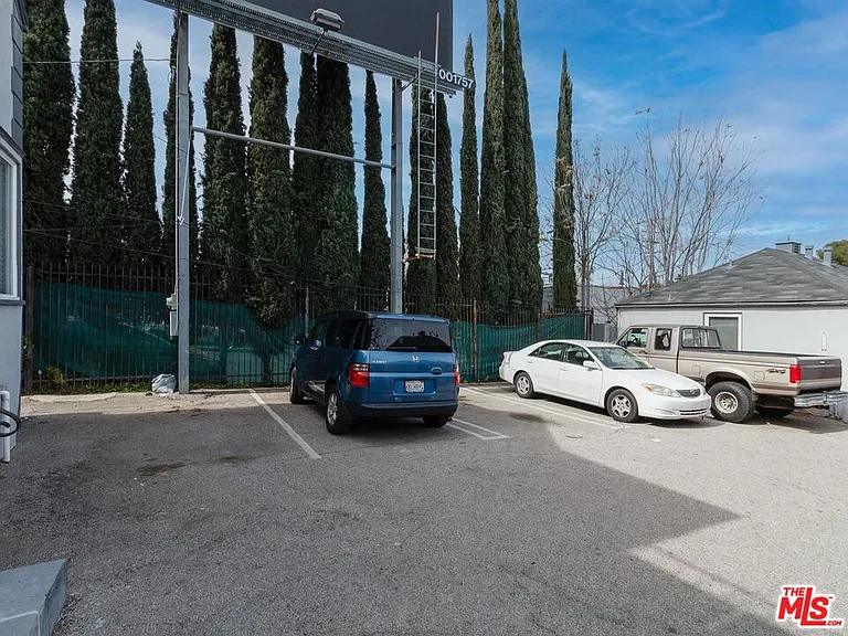 11472 Ventura Blvd #B — Photo 23