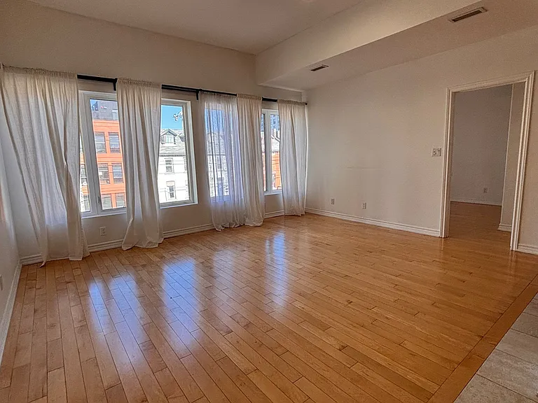 130 Wellington St N #201 — Photo 10