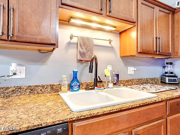 5th image of 512 Fairbanks Way