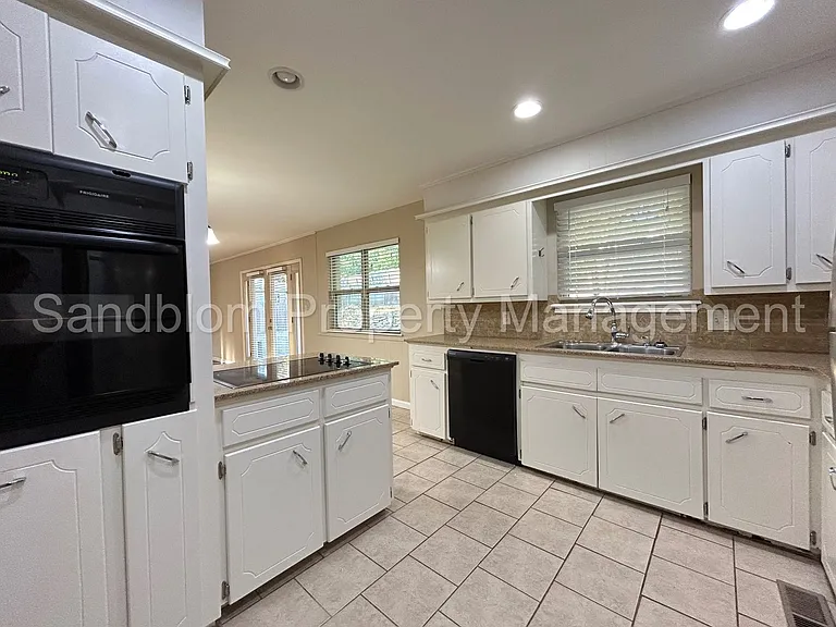 5766 S 80th East Ave — Photo 11