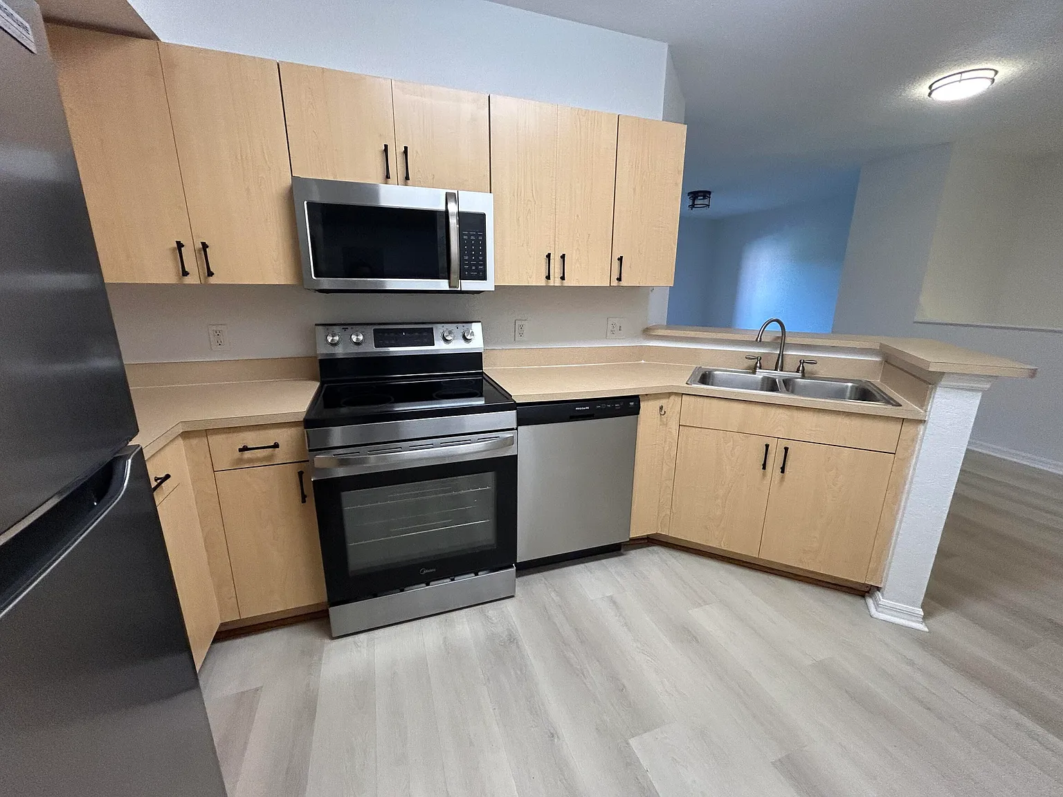 1 bed, 1.0 bath, 878 sqft, $2,000 — Photo 2