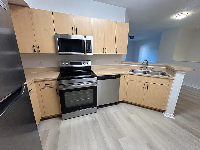 2202 Belmont Ln #2202 — Photo 2