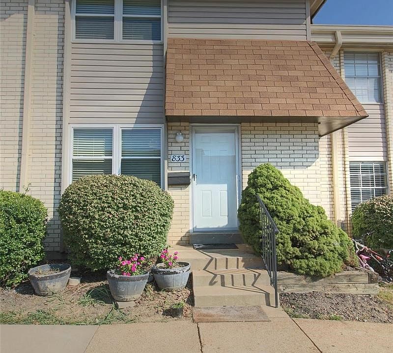 Updated townhouse in the heart of Ballwin!