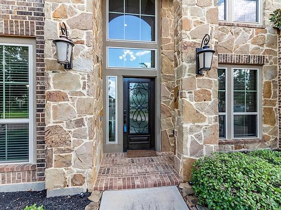 3rd image of 2823 Park Hills Dr