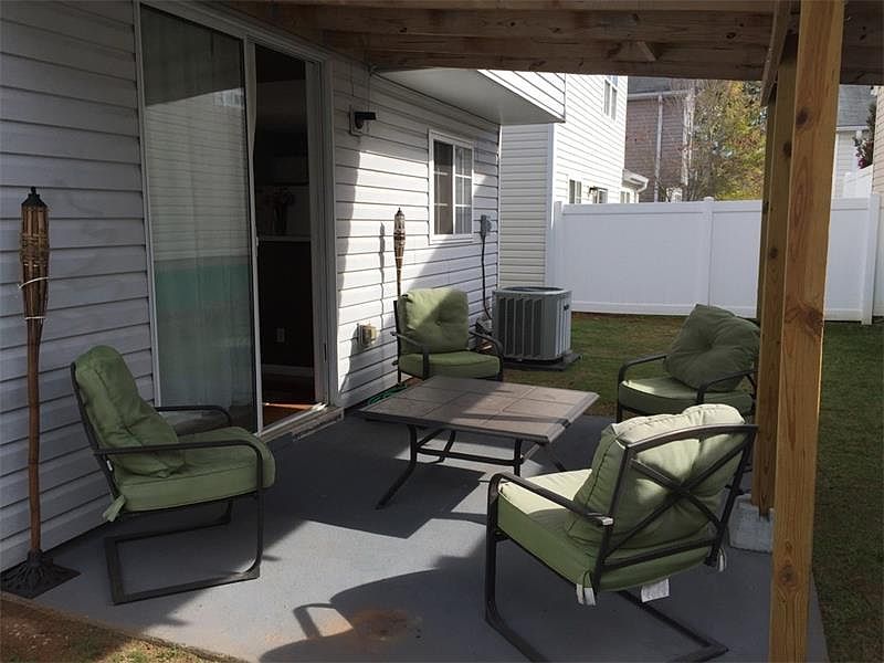 1st image of 643 W Oaks Dr
