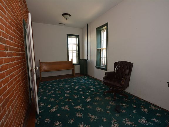 4th image of 220 W 6th street