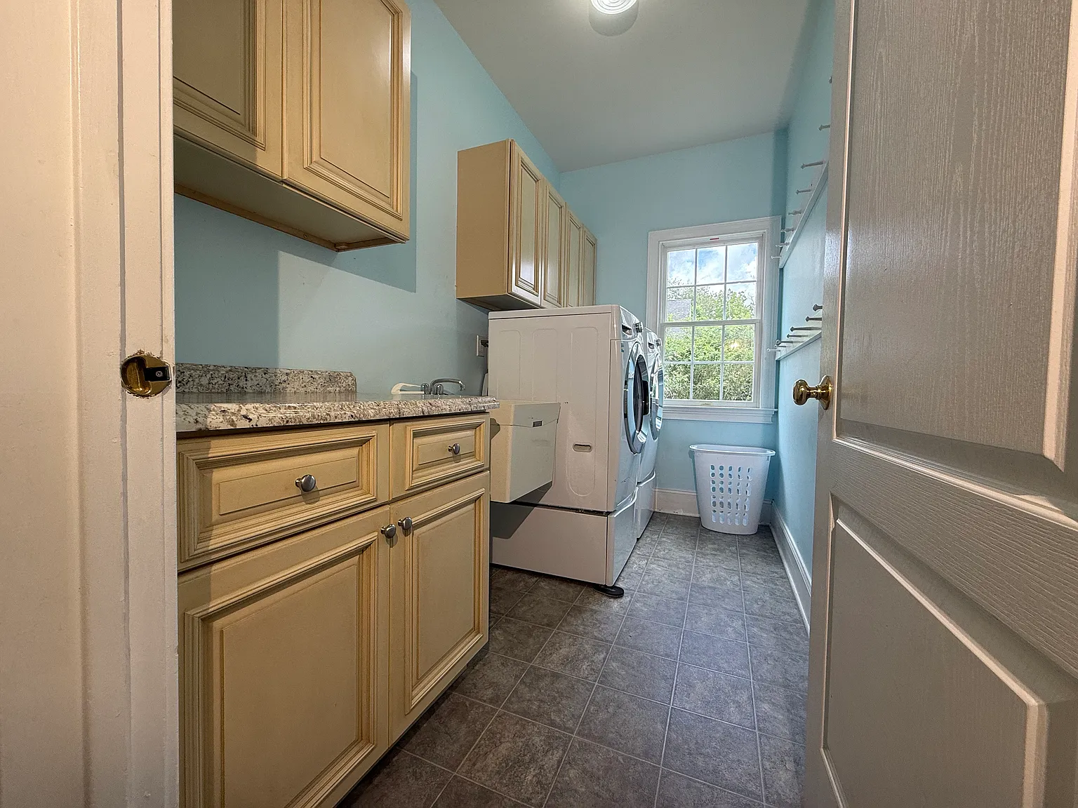 5 bed, 4828 sqft, $4,750 — Photo 2
