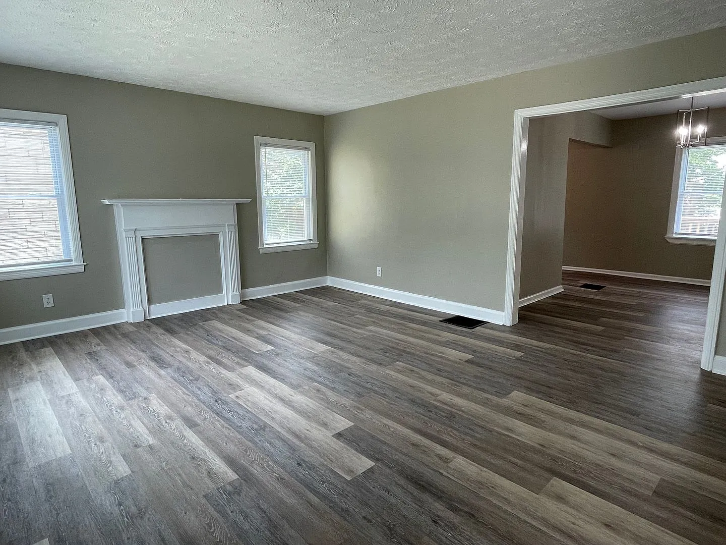 4 bedroom and 2 bath — Photo 2