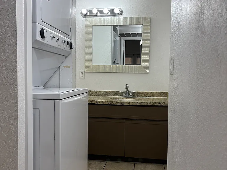 1820 E Morten Ave #203 — Photo 8