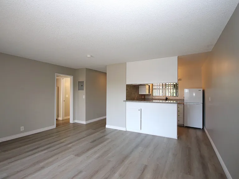 976 E Villa St #11 — Photo 4