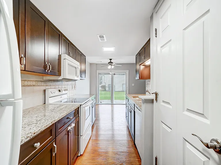 1804 Cliffview Ln — Photo 11