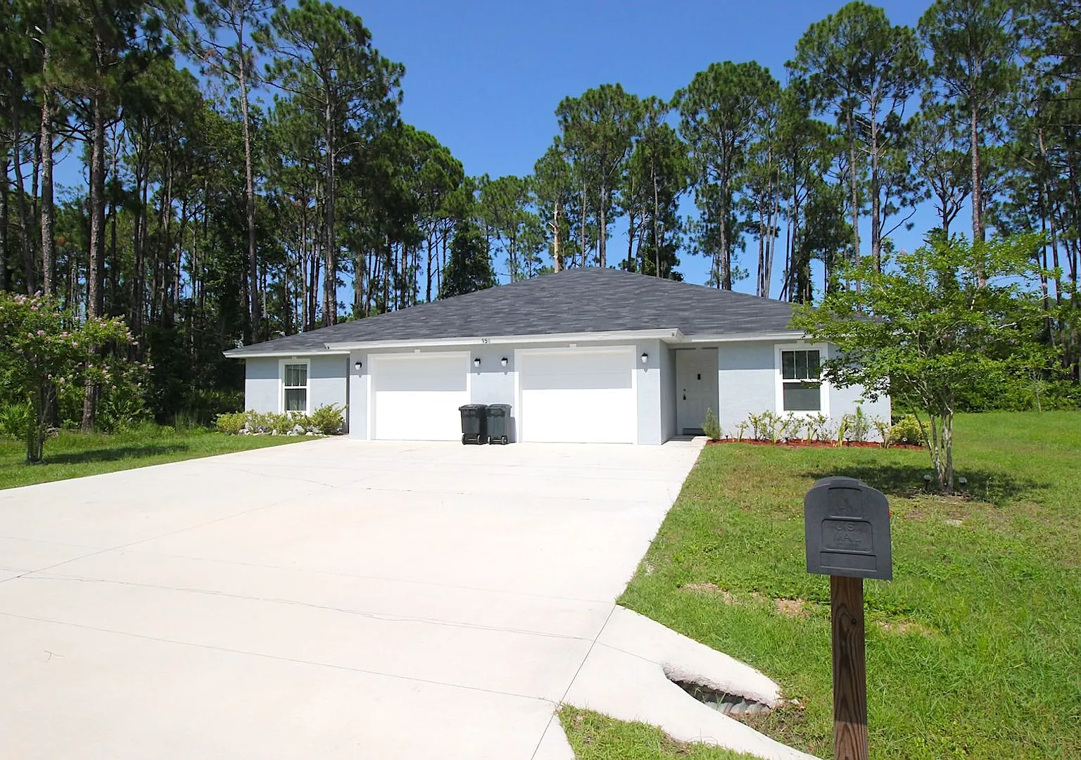 Roomy 3 Bed 2 Bath Duplex Home for Rent w Lawn Cutting Included! — Photo 2