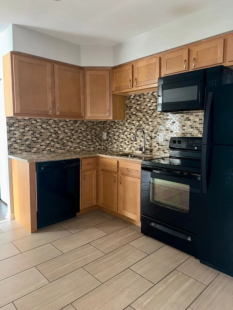 2596 Madison - Rookwood Court — Photo 4