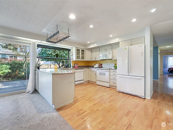 3rd image of 7325 96th Avenue SW