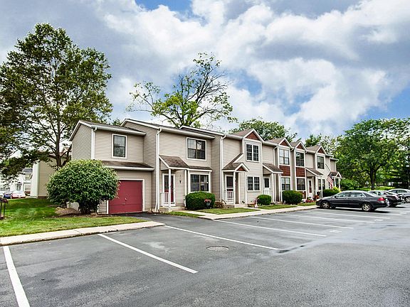 3rd image of 877 Charnwood Ln