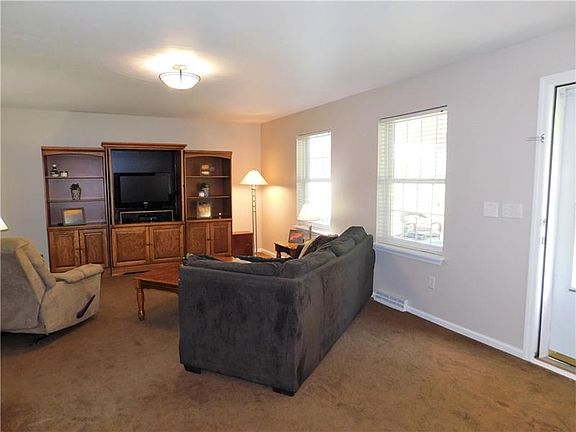 4th image of 201 Shaw Ct