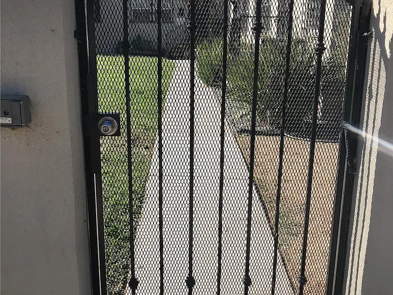 2067 Harrison Ave — Photo 3
