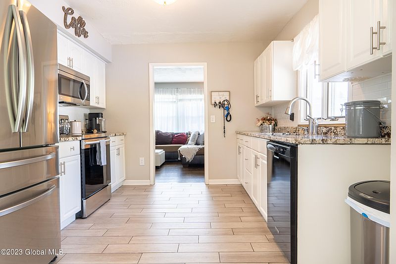 3rd image of 32 Acorn Avenue