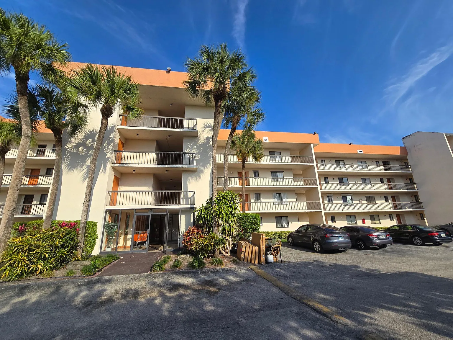 2 bed, 1130 sqft, $2,100 — Photo 2