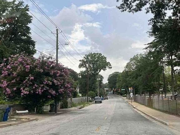 Exterior Neighborhood (street photo)